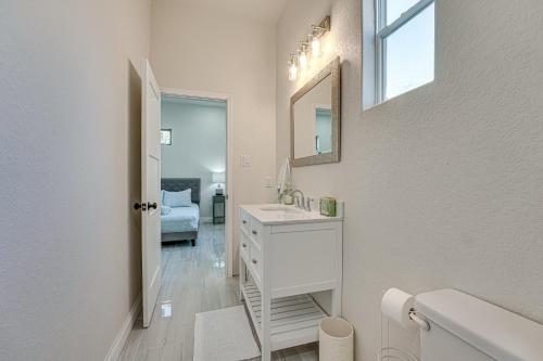 Bilik mandi di Walk to Guadalupe River Seguin Home with Fire Pit