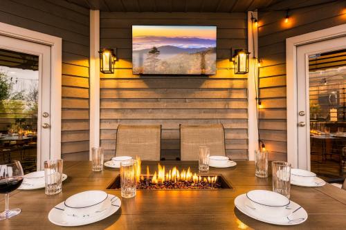 Gambar di galeri bagi Mountain Moonrise 3BR 3BA - Scenic Falls, Mtn View, Hot Tub, Gameroom, Firepit - Sleep 8- di Gatlinburg