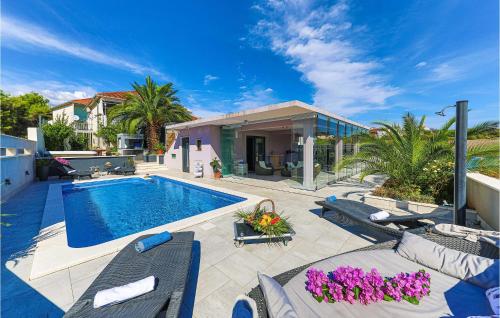 5 Bedroom Cozy Home In Okrug Donji