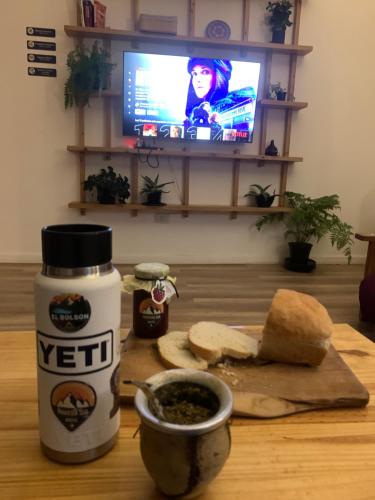 een tafel met een sandwich en een pot pindakaas bij Travesia Sur Hostel in El Bolsón
