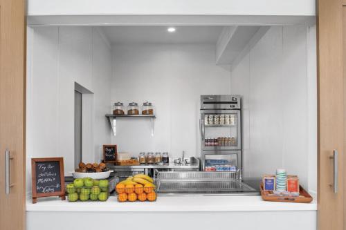 une cuisine avec un comptoir de fruits et légumes dans l'établissement Element North Austin Tech Ridge, à Austin
