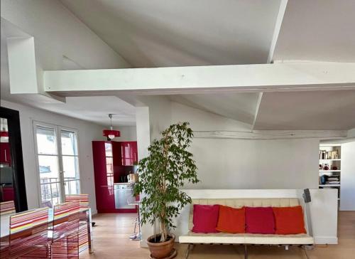 - un salon avec un canapé et des oreillers rouges et oranges dans l'établissement Paris Montorgueil, à Paris