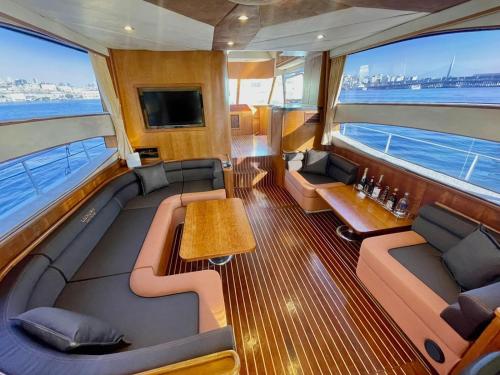 Ein Blick in den Wohnbereich eines Bootes in der Unterkunft Luxury Yachts Istanbul in Istanbul