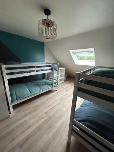 - une chambre avec 2 lits superposés et un lustre dans l'établissement Gîte le Beauchamp, à Les Hautes-Rivières