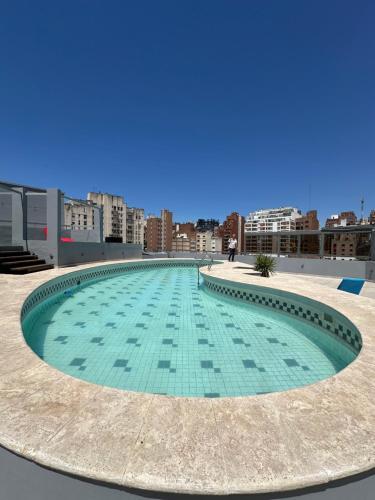 a large swimming pool on top of a building at Departamento amoblado con amenities 106 INVERHOME INMOBILIARIA in Cordoba