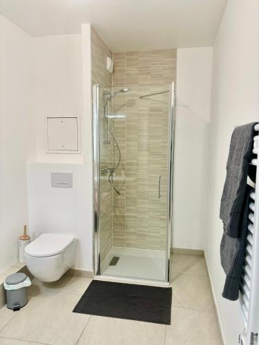 une salle de bain avec douche et toilettes dans l'établissement Le Golfeur - DISNEY 15 min - PARIS 30 min - PARKING - Vue Golf - Lumineux & Moderne - Free WIFI, à Bussy-Saint-Georges