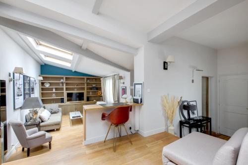 un salon avec un canapé et une table dans l'établissement Paris Marais Bretagne Best Area, à Paris