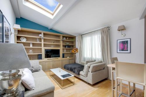 un salon avec un canapé et une table dans l'établissement Paris Marais Bretagne Best Area, à Paris