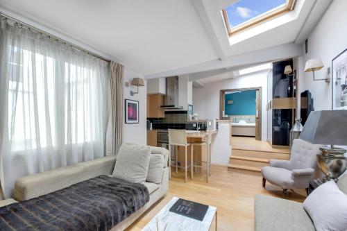 un salon avec un canapé et une cuisine dans l'établissement Paris Marais Bretagne Best Area, à Paris