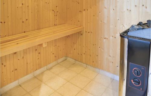 a corner of a sauna with a wooden wall at Holiday Home Klitengene Xi in Thorsminde