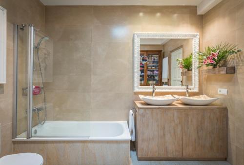 Ένα μπάνιο στο Villa Tamariu con vistas al mar