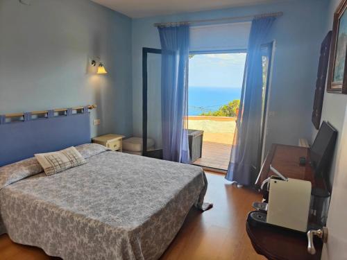 Ένα ή περισσότερα κρεβάτια σε δωμάτιο στο Villa Tamariu con vistas al mar