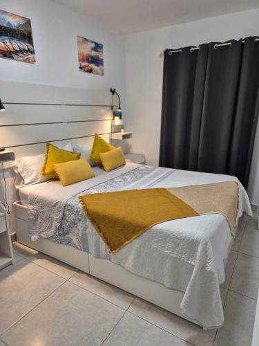Postel nebo postele na pokoji v ubytování White Suite Deluxe