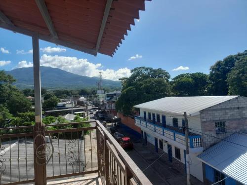 ein Blick auf eine Stadt von einem Balkon in der Unterkunft Quinta Altagracia in La Unión