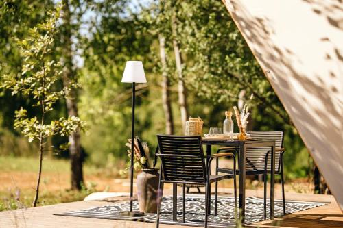 斯诺基ZENZONE Retreat Resort Rastoke Slunj Plitvice的帐篷下桌椅