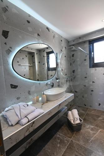 a bathroom with a sink and a mirror at Villa De An in Zakynthos Town