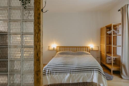 Una cama o camas en una habitación de Quartier Romantikum