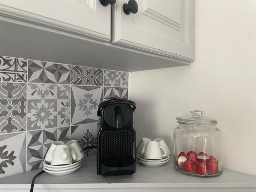 a black blender sitting on a shelf in a kitchen at O Ninho 94 in Vila Praia de Âncora