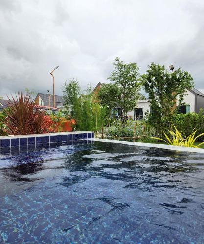 Pong TalongにあるNordic Hearth Pool Villa KhaoYaiの庭の水のプール