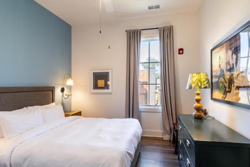 a bedroom with a bed and a window at The Magnolia by AvantStay in Nashville