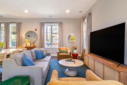 a living room with a large flat screen tv at The Magnolia by AvantStay in Nashville