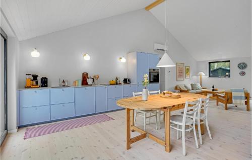 Una cocina o cocineta en 4 Bedroom Gorgeous Home In Vig
