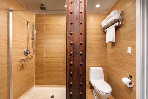 A bathroom at Empire Hotel