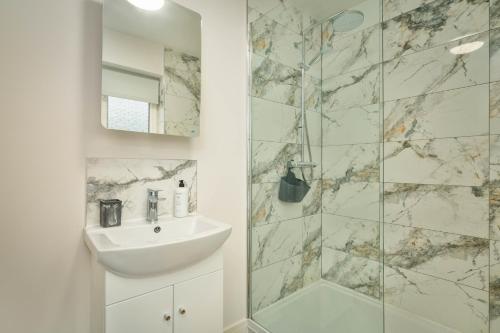 un baño con lavabo y ducha en Coppergate Mews Doncaster Apartment 4, en Doncaster