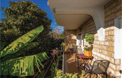 En have udenfor 3 Bedroom Cozy Apartment In Kostrena