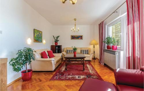 Et opholdsområde på 3 Bedroom Cozy Apartment In Kostrena