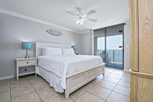 Un dormitorio con una cama con ventilador de techo y una ventana. en Phoenix V 812, en Orange Beach