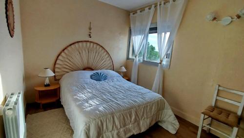 une chambre avec un grand lit et une fenêtre dans l'établissement Appartement à 5mn de la mer et du Village de Noël - draps et serviettes non fournis, au Barcarès