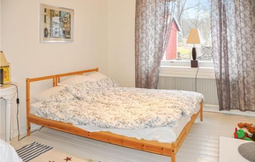 Ein Bett oder Betten in einem Zimmer der Unterkunft Nice Home In Segmon With Kitchen