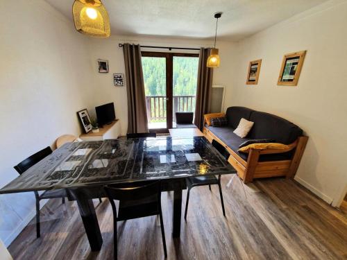 Photo de la galerie de l'établissement Chalets Du Thabor - Duplex 48m² avec 3 chambres 6-8 personnes MAE-7805, à Modane
