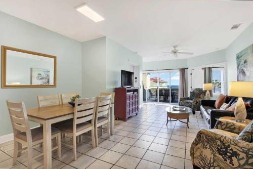 Η κουζίνα ή μικρή κουζίνα στο Oceanfront Condo 303 Desoto
