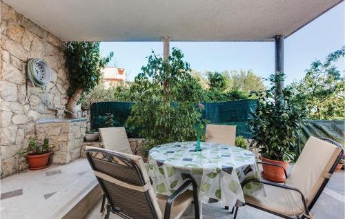 Two-Bedroom Apartment In Podstrana