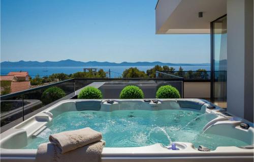 un jacuzzi en la parte superior de una casa en Villa Calvi, en Zadar