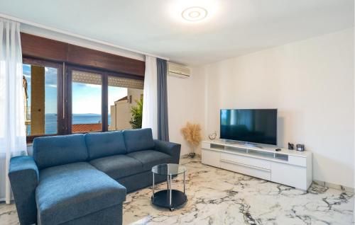 TV a/nebo společenská místnost v ubytování Two-Bedroom Apartment In Podstrana