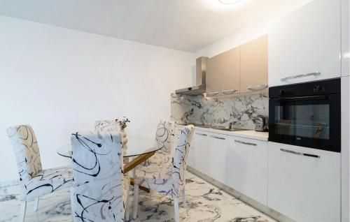 Two-Bedroom Apartment In Podstrana