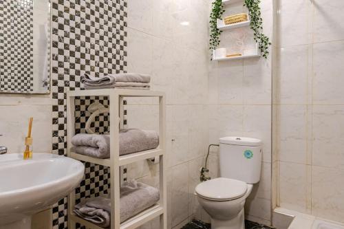 Ένα μπάνιο στο Appartement avec terrasse en plein centre de ville