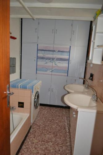 Un baño con lavabo y lavadora. en Une Chambre aux Gabions, en Cavaillon