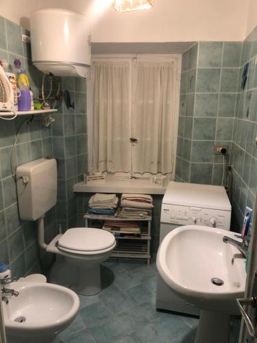 a bathroom with a toilet and a sink at JOLIE PETITE MAISON chez Barbara in Garbagna