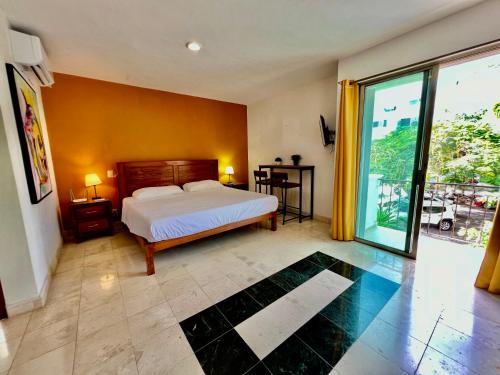 une chambre avec un lit et une grande fenêtre dans l'établissement studio au coeur de la marina, à Puerto Aventuras