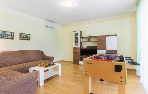 NedeščinaにあるApartment Nedescina 47のリビングルーム(ソファ、ドミノテーブル付)