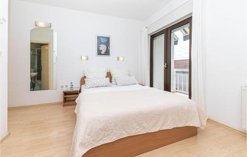 Amazing Apartment In Kastel Stafilic With Wifi