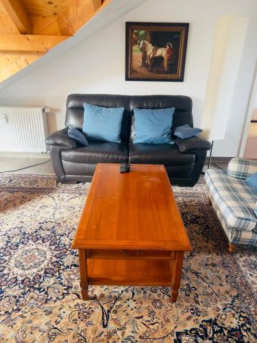 Ruang duduk di Apartment mit schöner Aussicht auf den Großen Feldberg & Burg Königstein