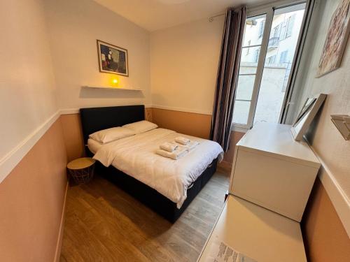 une petite chambre avec un lit et une fenêtre dans l'établissement Peaceful Flat w WiFi Very Close to Pl Massena Refurbished, à Nice