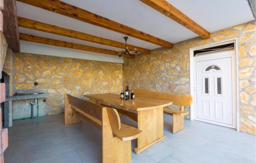 Beautiful Apartment In Podstrana With Wifi