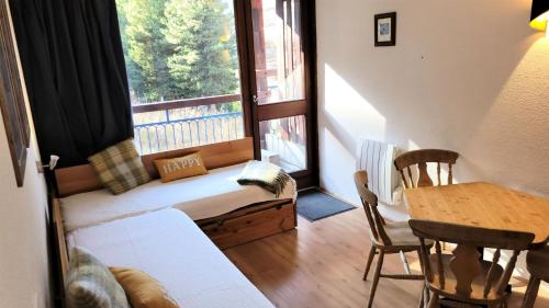 un salon avec un canapé et une grande fenêtre dans l'établissement Résidence Varet 2 - Stduio 4 personnes varet Sud MAE-8844, à Arc 2000