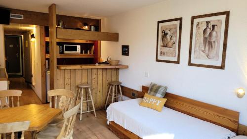 une chambre avec deux lits, une table et une cuisine dans l'établissement Résidence Varet 2 - Stduio 4 personnes varet Sud MAE-8844, à Arc 2000